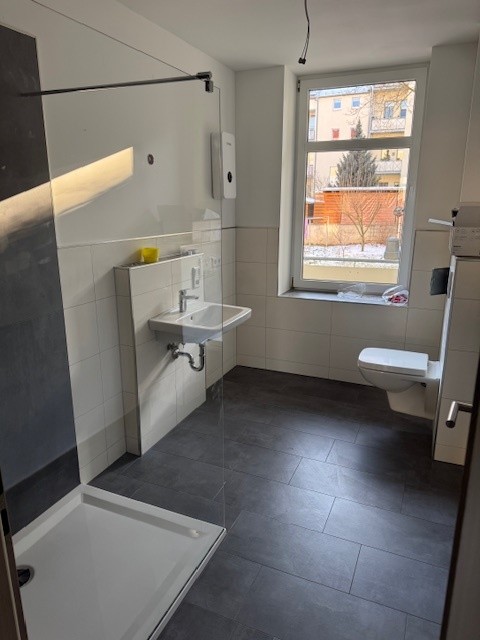 Wohnen im Zentrum!  Sanierte 1-Raum-Wohnung mit Balkon im Erdgeschoss