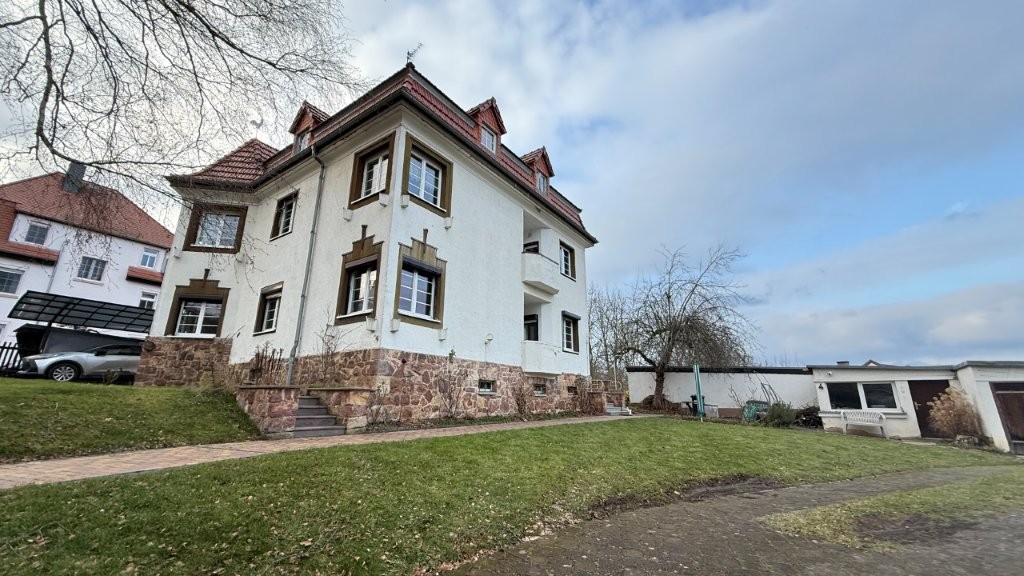 Großzügige 4-Raum-Wohnung mit Balkon in begehrter Wohngegend zur Miete