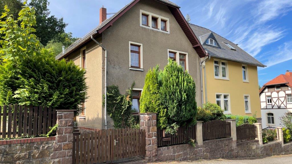 SSV beim Hausverkauf! Teilsanierte Doppelhaushälfte in Waldheim zu verkaufen